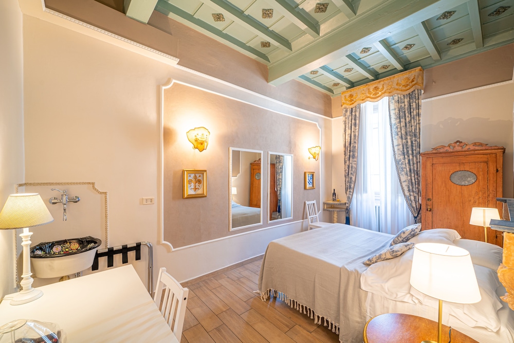 Suite, City View (Golden) photo 2