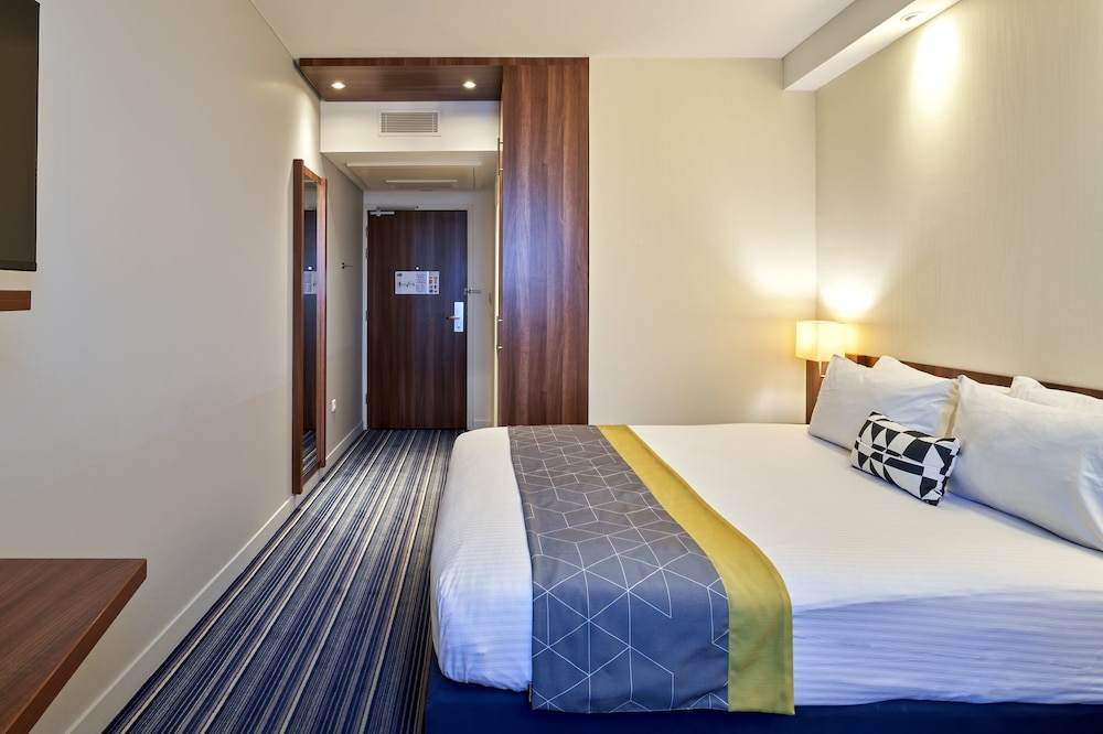 Standard Room, 1 Queen Bed (Free Breakfast) thumbnail 6