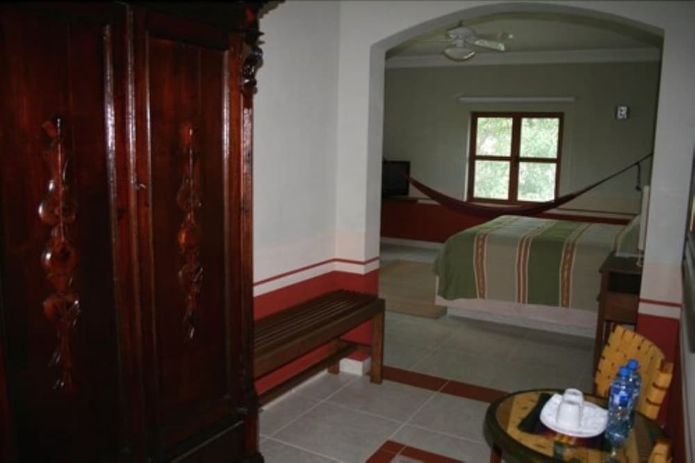 Junior Suite, 1 Queen Bed - Photo 3