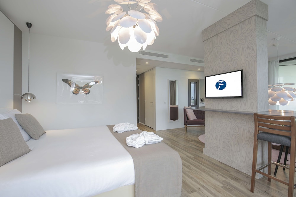 Deluxe Suite, Balcony, River View - Photo 1