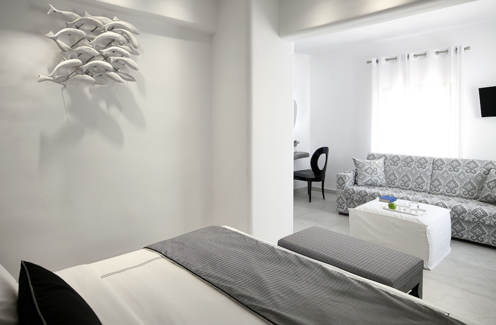 White Family Room with Garden View - Photo 2