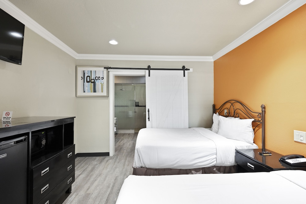 Deluxe Room, 2 Double Beds, Non Smoking, Ground Floor - Photo 9