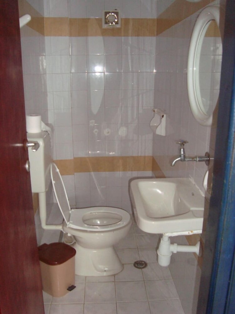 Economy Triple Room photo 2