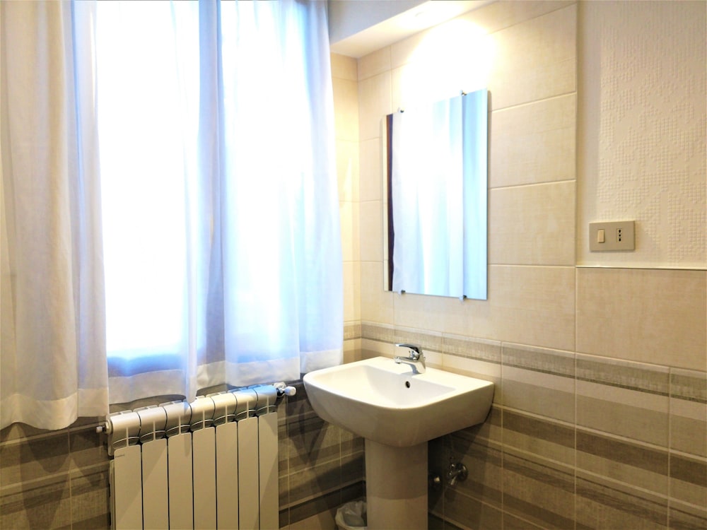 Basic Single Room, Shared Bathroom photo 3