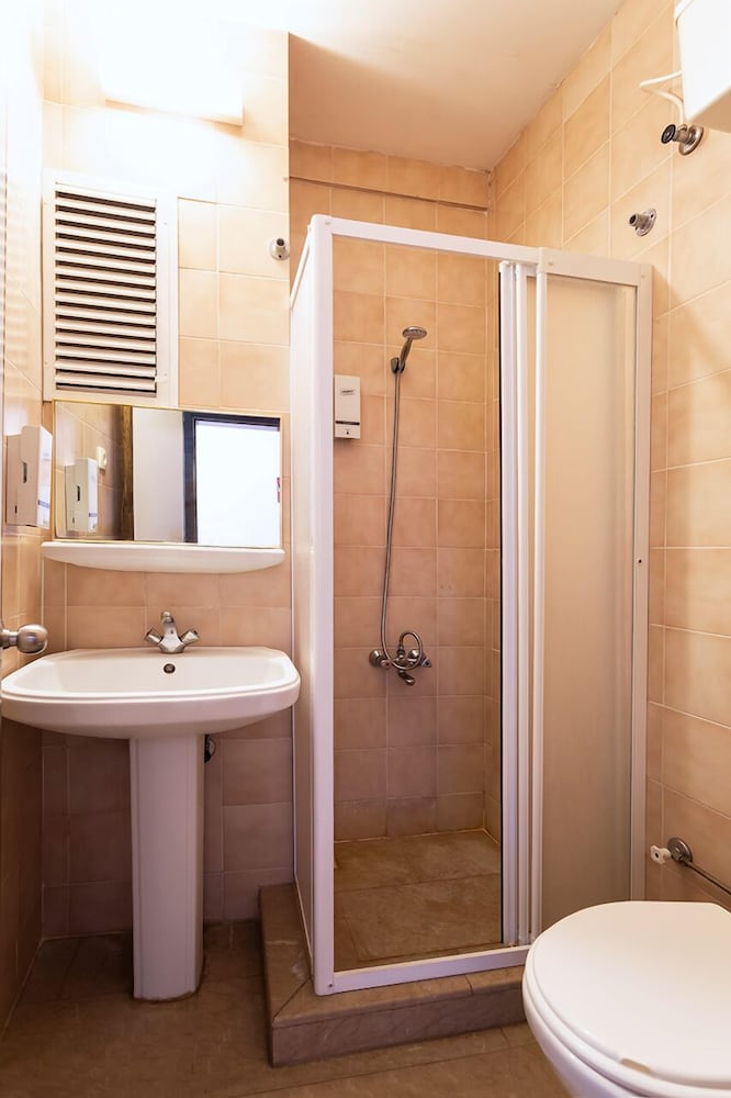 Standard Double Room - Photo 7