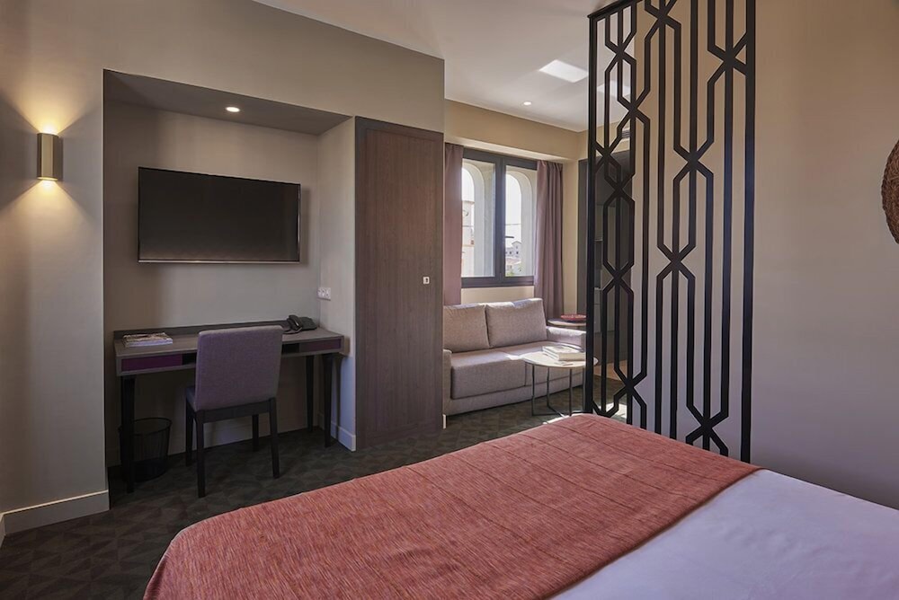 Comfort Suite, 1 Queen Bed with Sofa bed, Kitchen photo 2