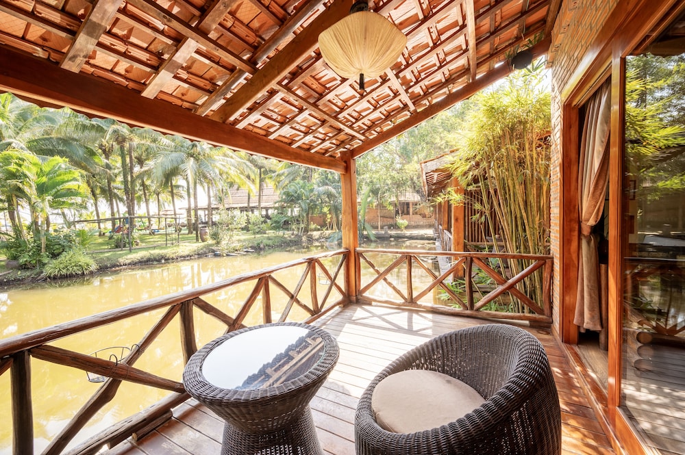 Deluxe Bungalow, 1 Queen Bed, Non Smoking, Lake View