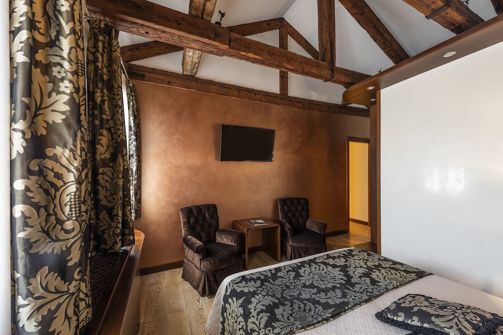 Superior Double or Twin Room, City View photo 2