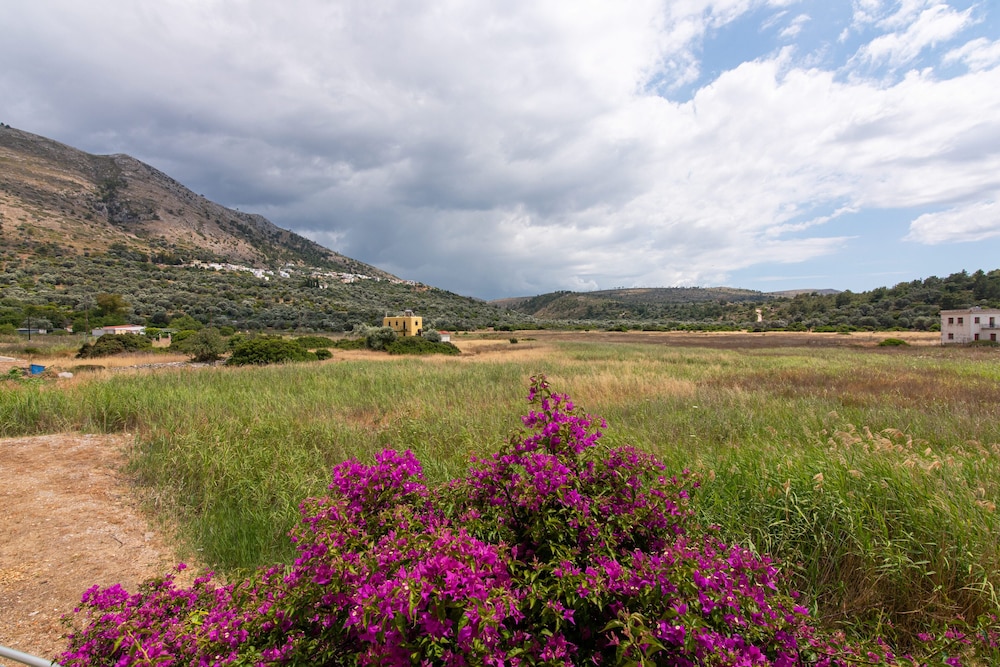 Family Apartment with Mountain View - Photo 7