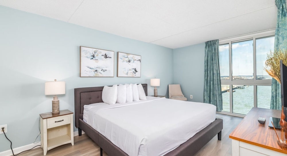 Premium Condo, 2 Bedrooms, Balcony, Bay View