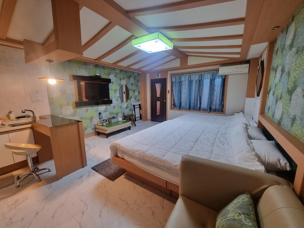 Basic Room, 1 Bedroom (pensyeonhyeonggeullaemping3(bed)) - Photo 1