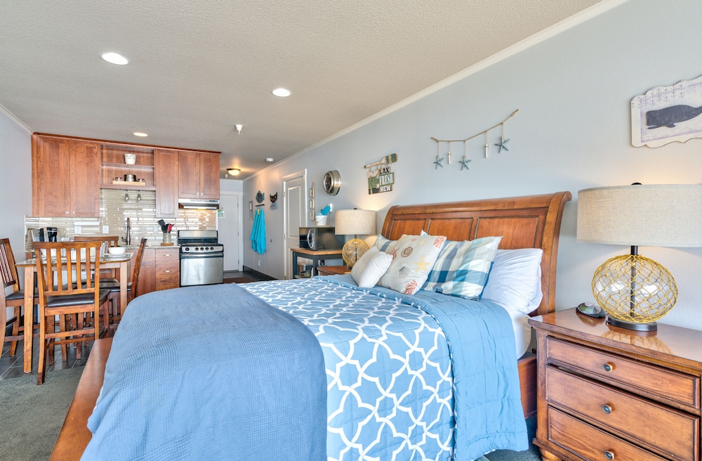 Superior Studio, 1 Queen Bed with Sofa bed photo 2