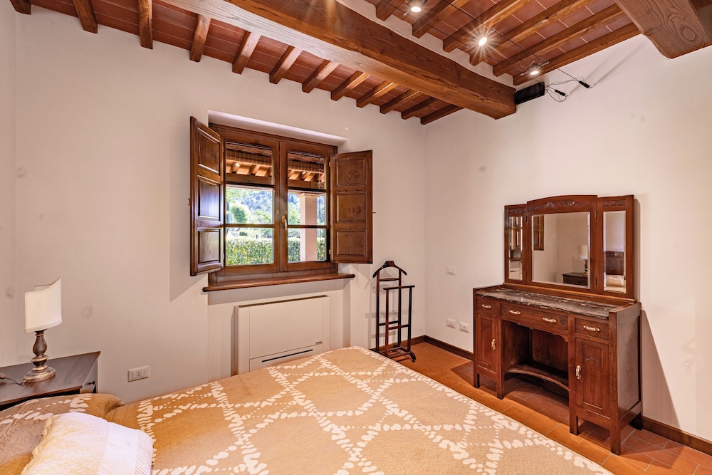 Family Villa, Multiple Bedrooms, Mountainside (Villa Vittoriano - Surrounded By)