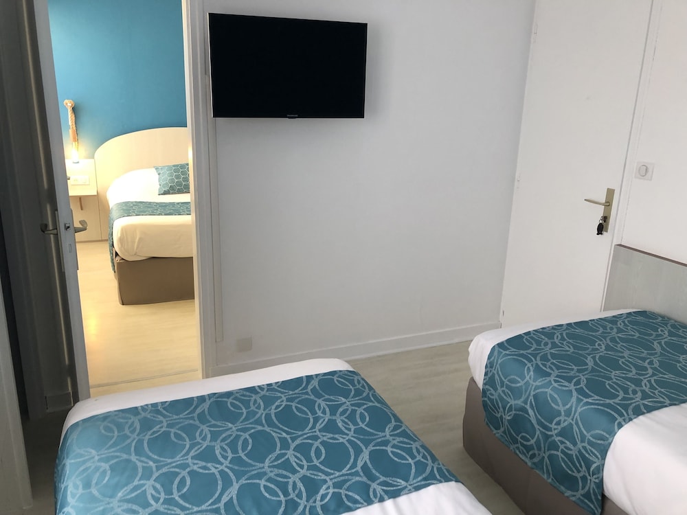 Comfort Connecting Quadruple Room - Photo 1