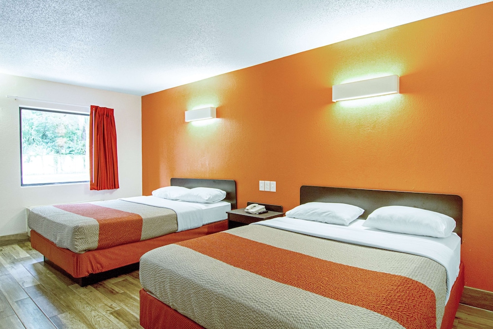 Deluxe Room, 2 Queen Beds, Smoking, Refrigerator & Microwave - Photo 6