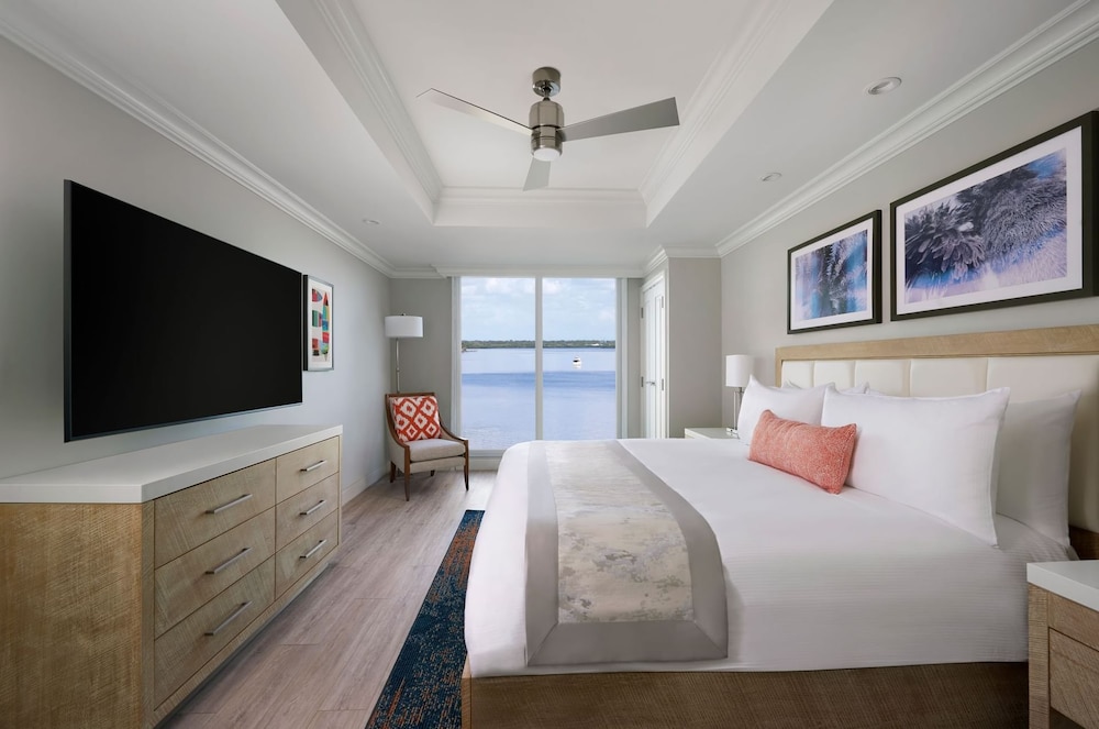 Suite, 1 King Bed - Photo 2