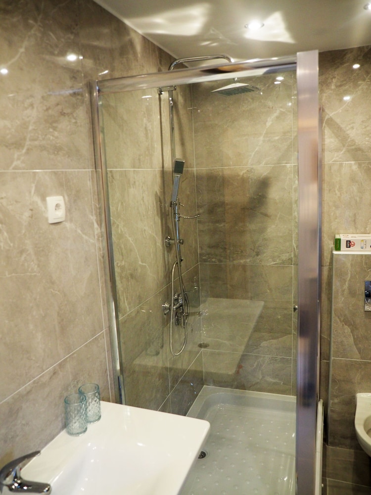 Exclusive Quadruple Room (6) - Photo 5
