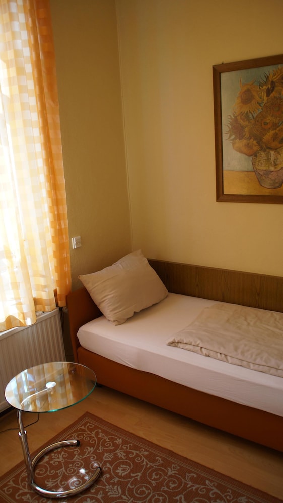 Twin Room, Private Bathroom - Photo 4