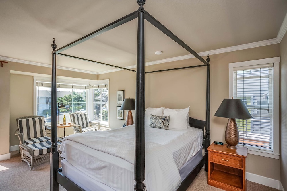 The Courtyard - Haystack King (Pet and child friendly)