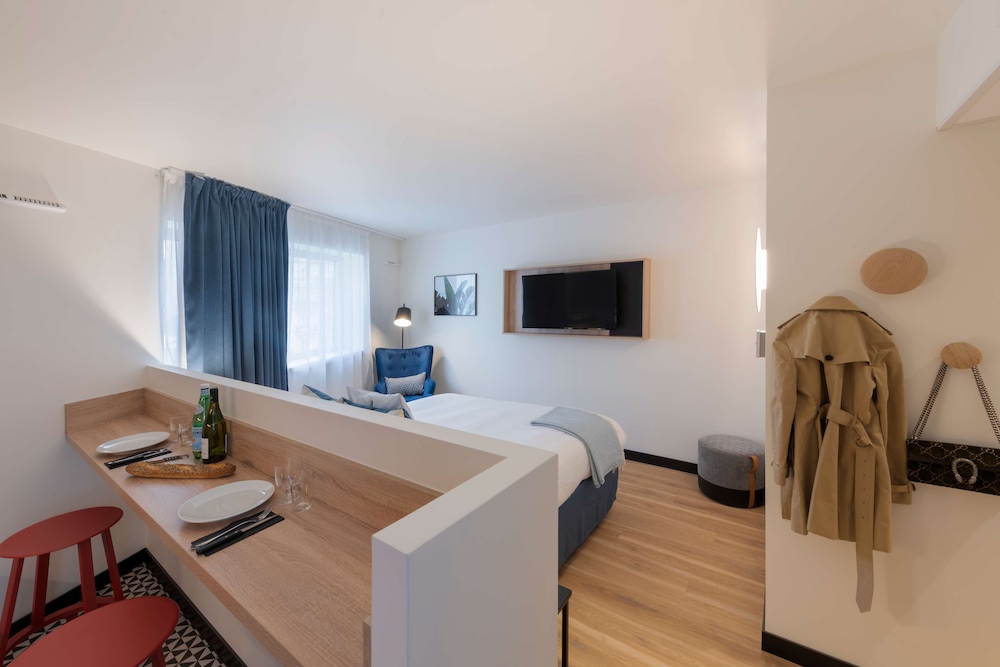 Studio, 1 Queen Bed, Bathtub (Kitchenette) - Photo 7
