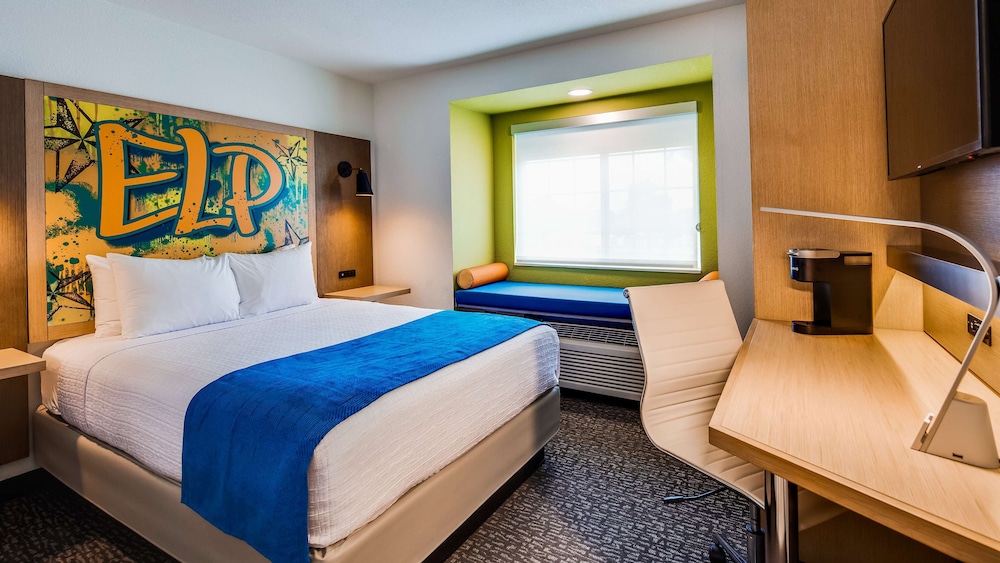 Standard Room, 1 King Bed, Non Smoking, Refrigerator - Photo 1