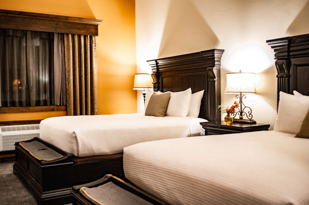 Grand Room, Not Pet Friendly, 2 Queen Beds photo 2