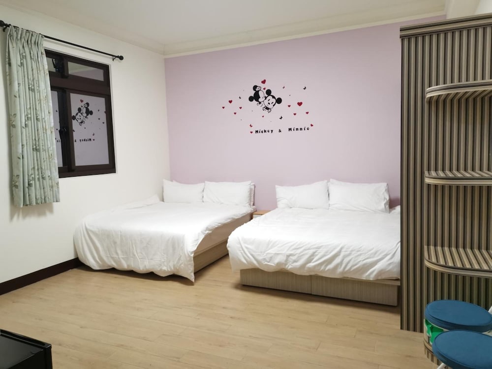 Standard Quadruple Room, 2 Double Beds, Non Smoking, Ensuite photo 1