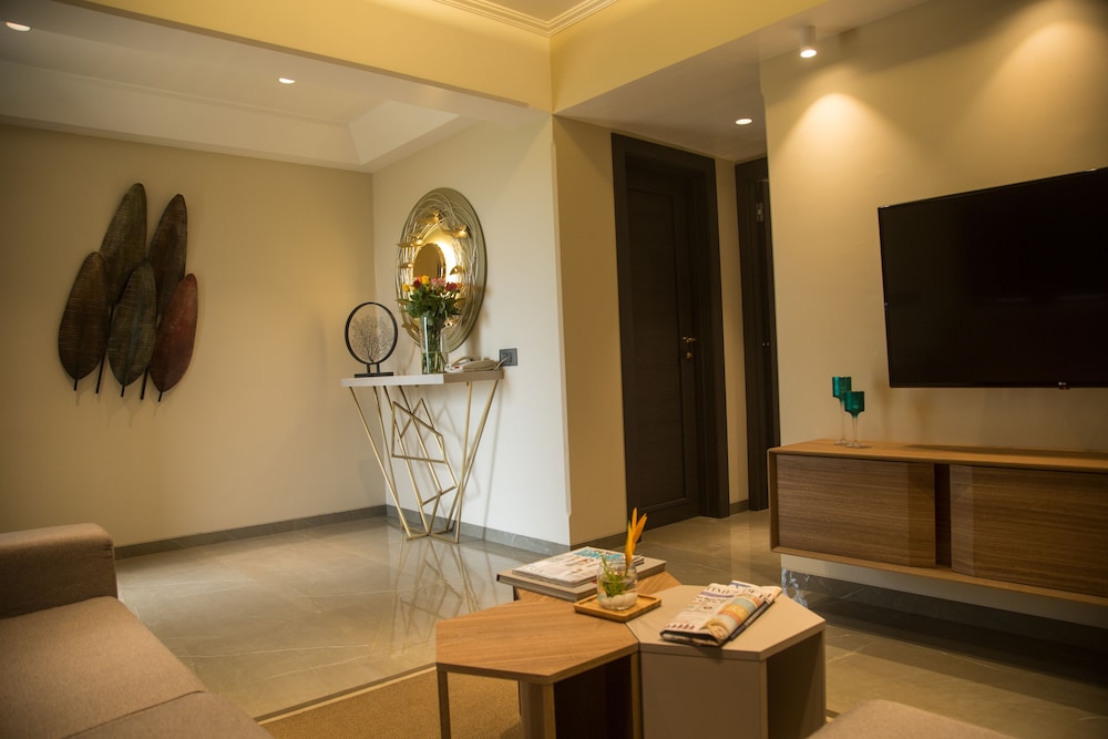 Lake View Suite - Photo 6