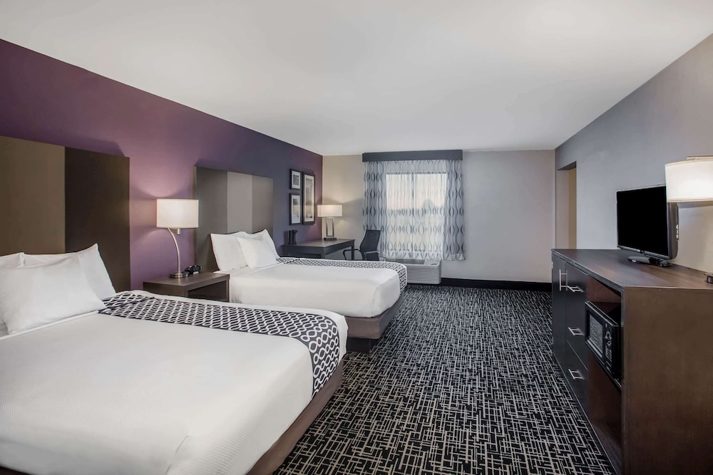 Deluxe Room, 2 Queen Beds, Non Smoking (Deluxe Family Room) - Photo 2