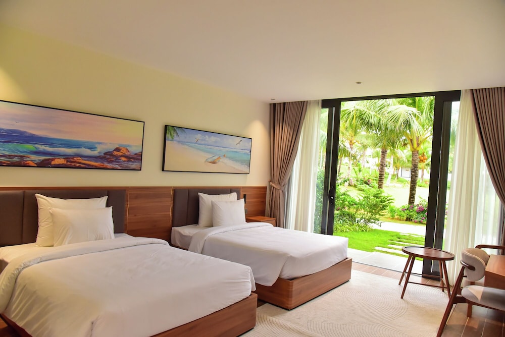 Premier Room, 2 Double Beds, Private Bathroom, Garden View
