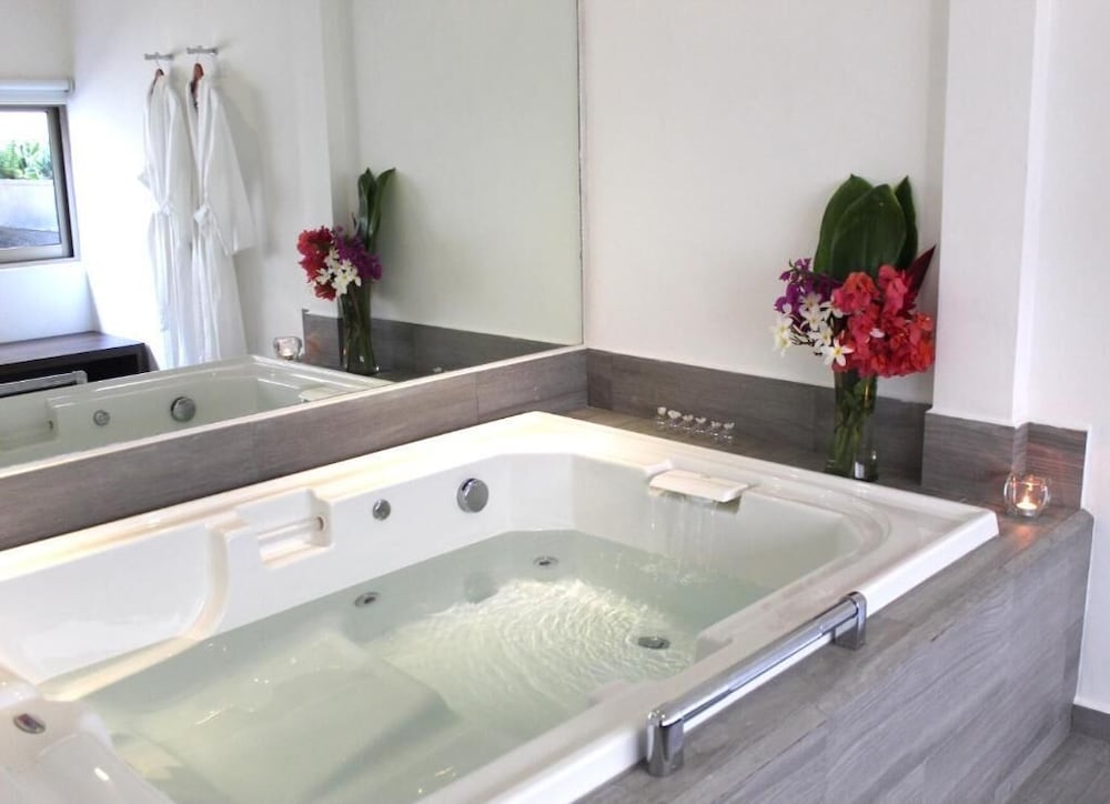 Deluxe Studio Suite, 1 King Bed, Hot Tub, Garden View