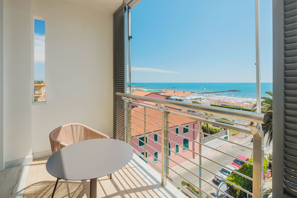 Triple Room, Balcony, Sea Facing - Photo 7