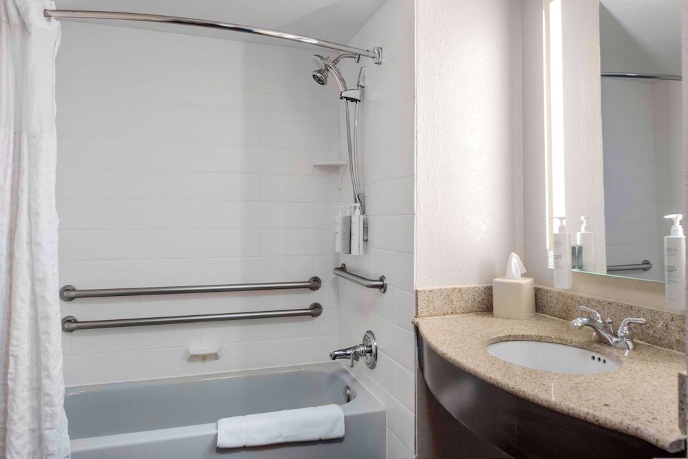 Suite, Accessible - Photo 2