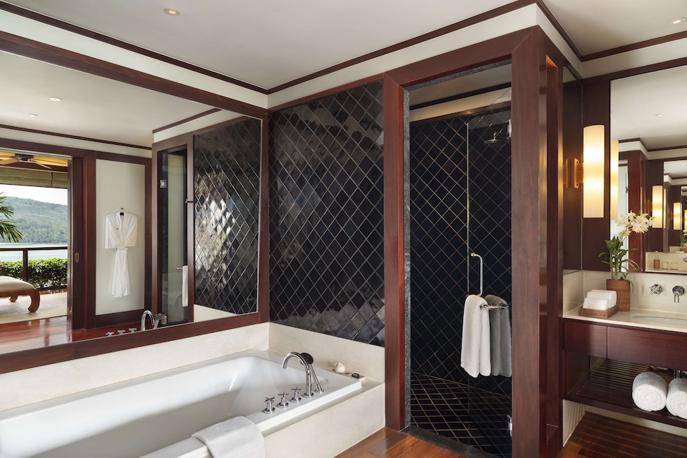 1 Bedroom Pool Suite photo 2