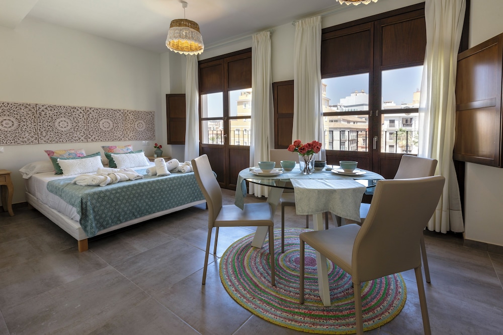 Habitación Doble Deluxe, 1 Cama Queen con Sofá Cama, Vista a la Ciudad