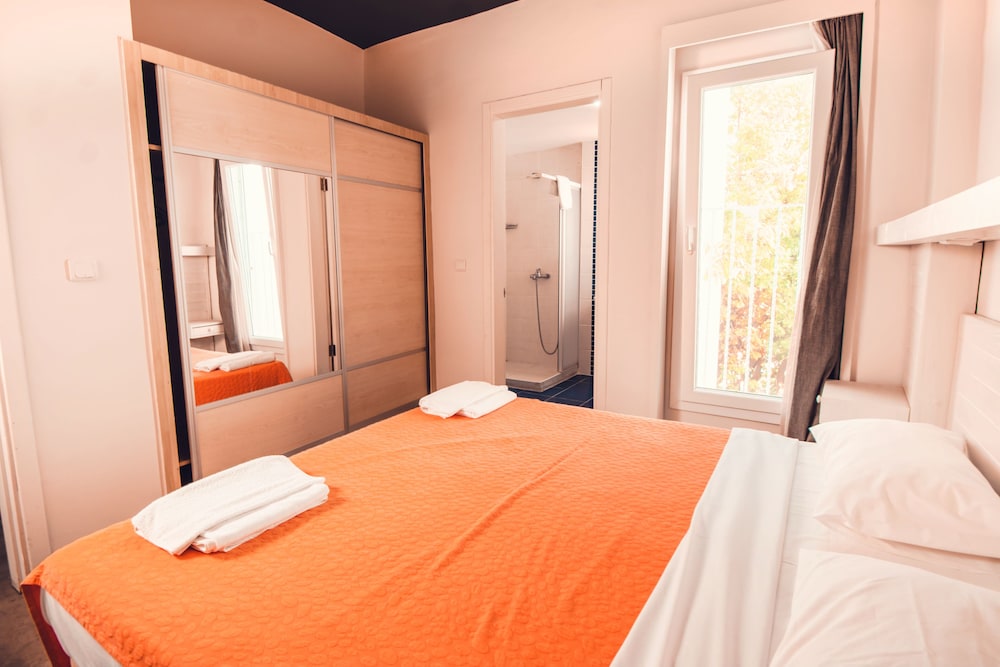Family Apartment, 2 Bedrooms, 2 Bathrooms, Garden Area photo 3