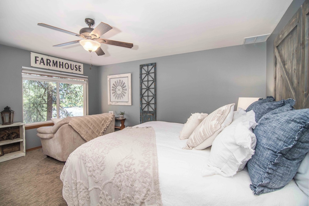Shenandoah, 1 King Bed, Jetted Tub, River View, Balcony (No Pets) photo 2