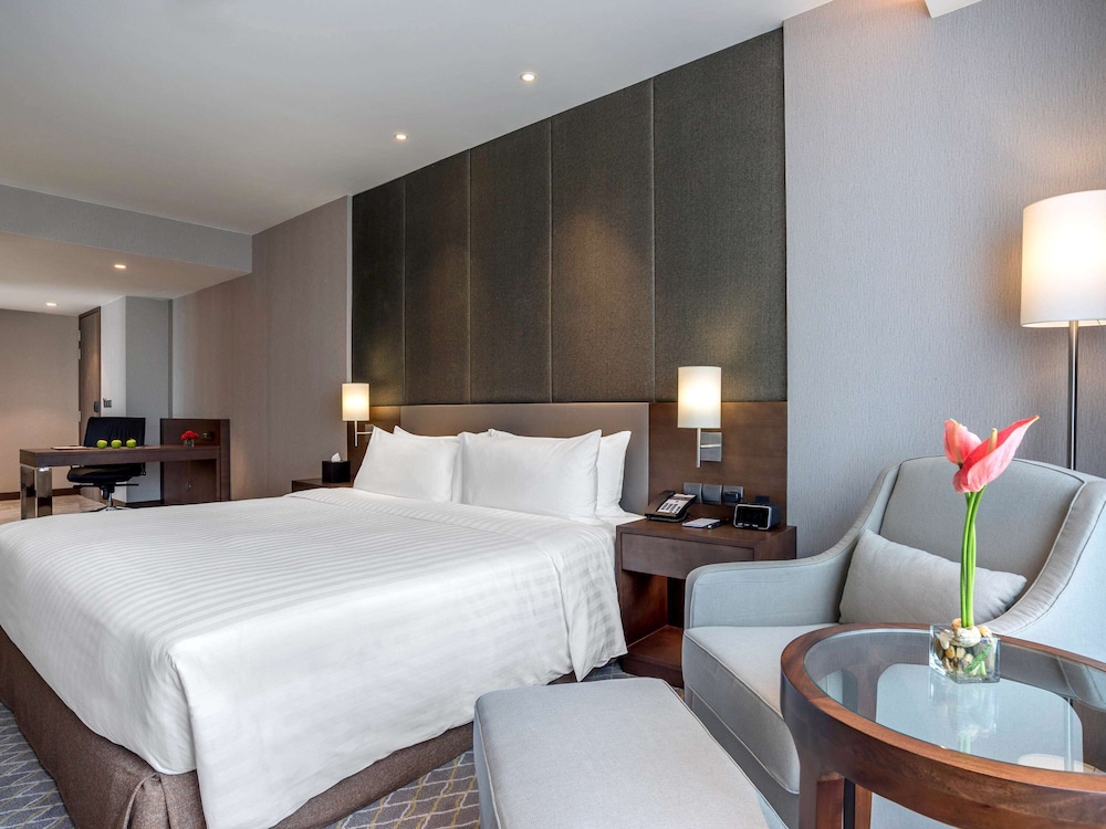 Deluxe Room, 1 King Bed (Premium) photo 1