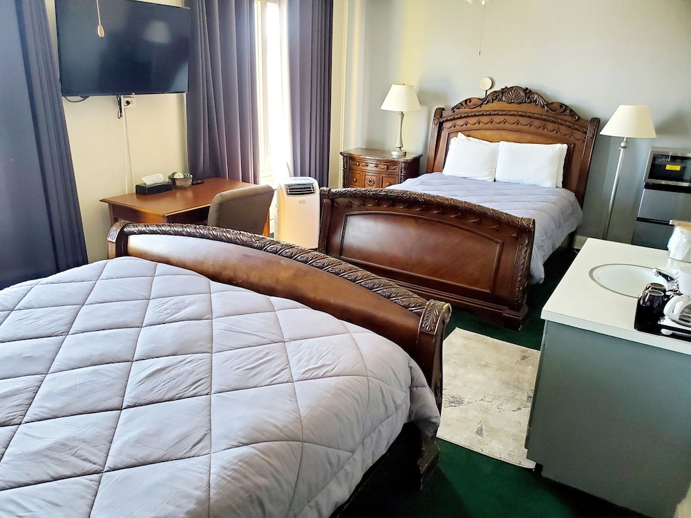 Design Suite, Multiple Beds, Non Smoking, Refrigerator & Microwave photo 2