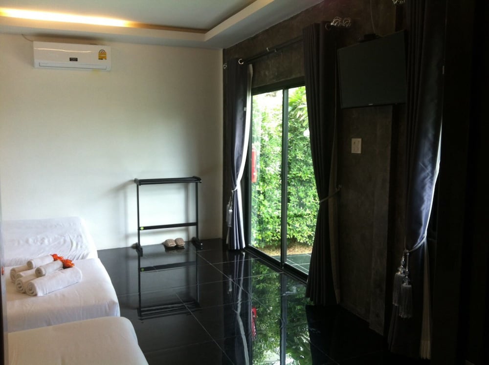 Family Room With Garden View photo 2