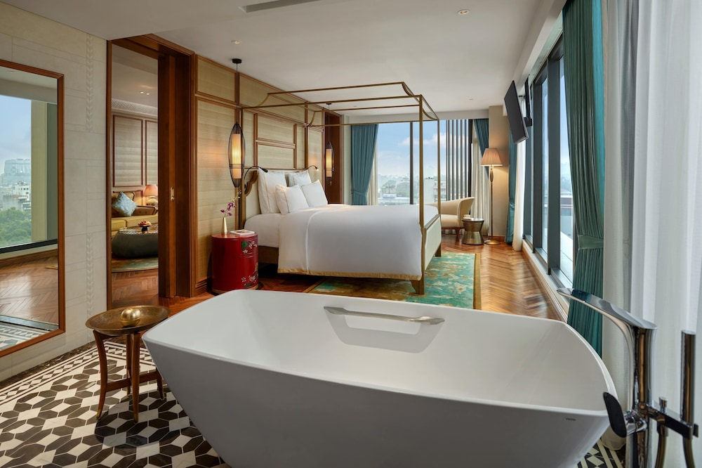 Deluxe Suite, 1 King Bed, Club Lounge Access photo 3