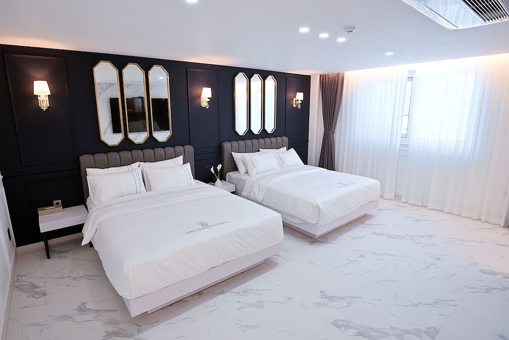 Royal Studio Suite, Multiple Beds, Non Smoking, Private Bathroom
