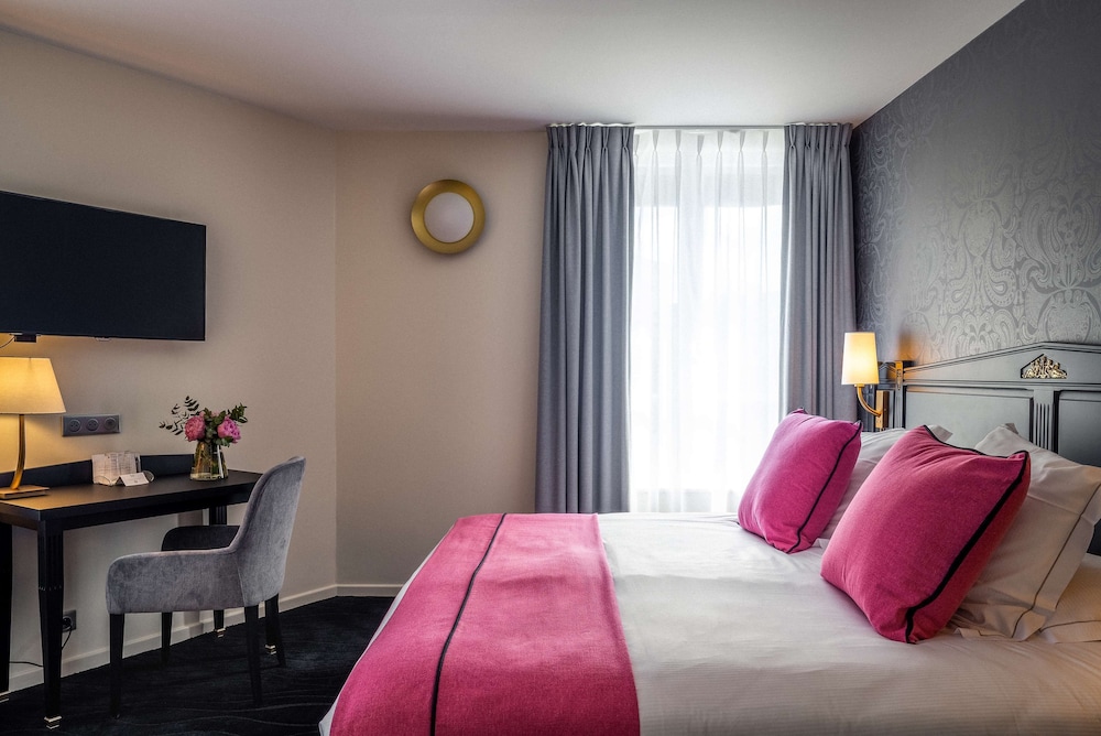 Deluxe Room, 1 King Bed, Non Smoking (Larger Room) - Photo 2