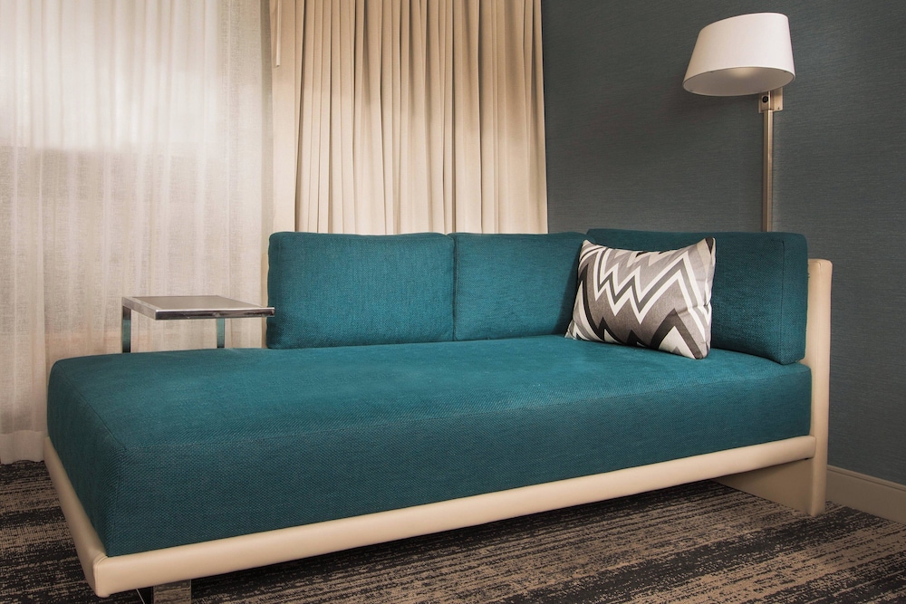 Club Room, 1 King Bed (Mobility Accessible, Roll-in Shower) - Photo 4