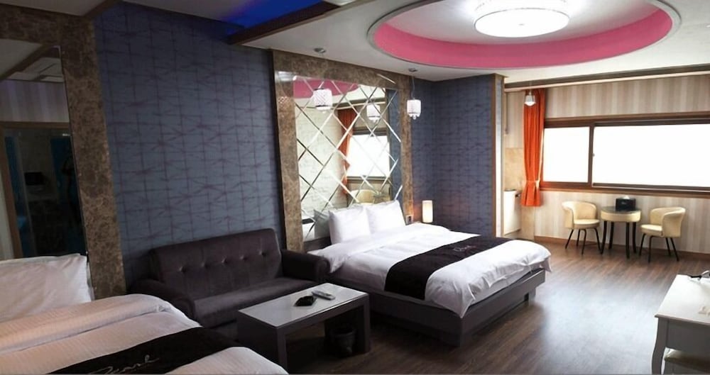 Suite B photo 2