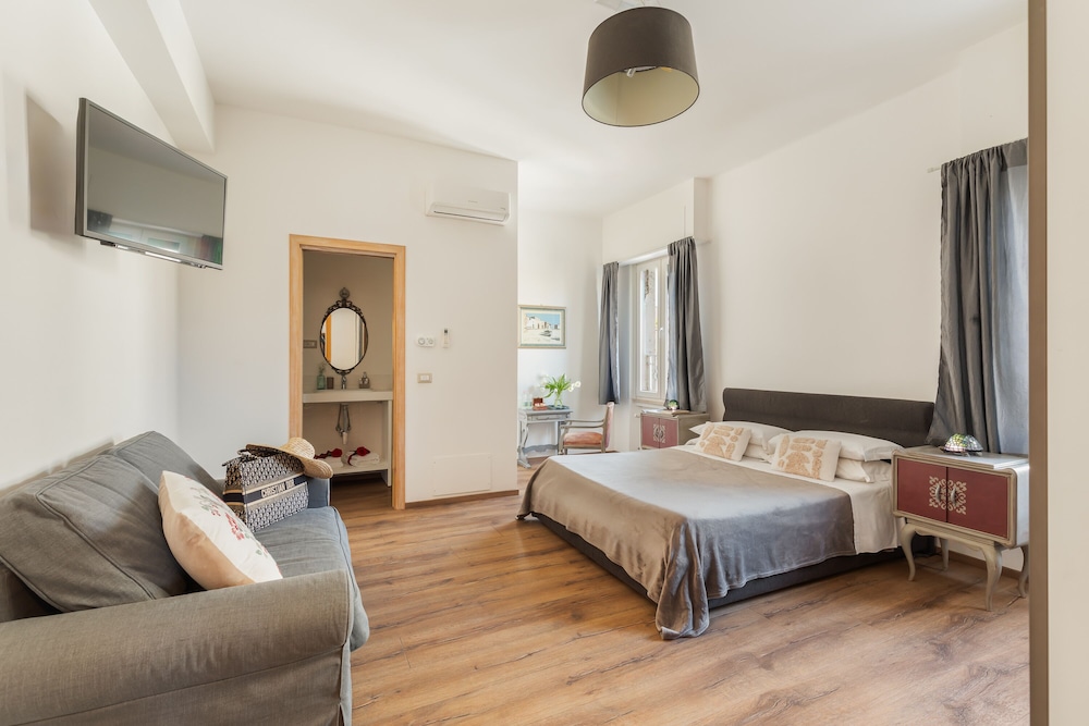 Deluxe Suite, 1 King Bed with Sofa bed, Private Bathroom photo 1