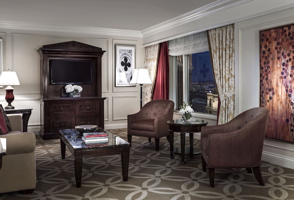 Newly Remodeled Grand King Suite with Prestige Club Lounge Access - Photo 3