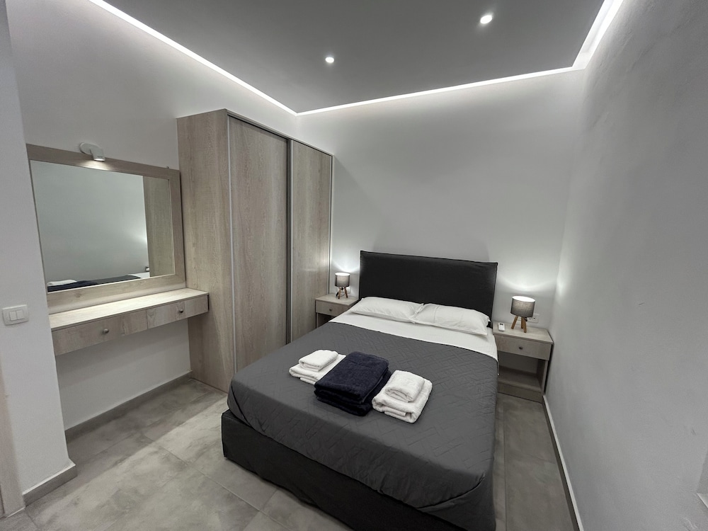 Two Bedroom Apartment with Outdoor Hot Tub Sea and Sunset View