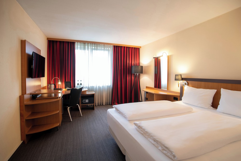 Standard Room, 1 Queen Bed, Accessible (Walk-in Shower)