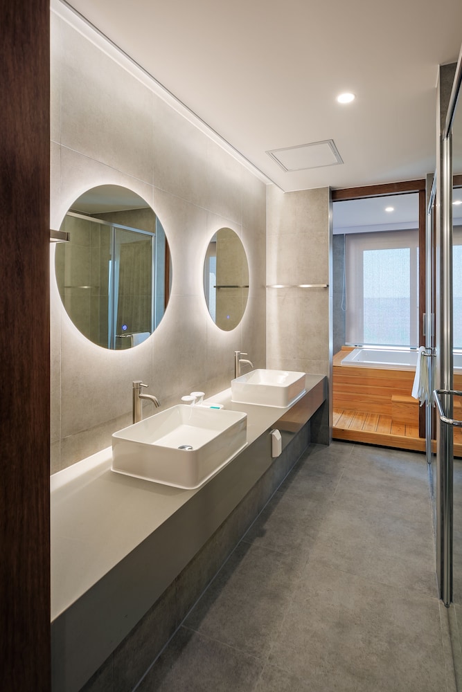 Ocean Suite King Twin - Photo 6
